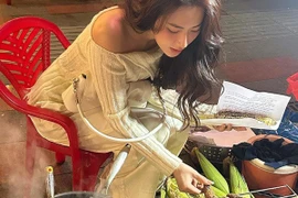 Ngồi nướng ngô vỉa hè, gái xinh Việt vẫn toát lên vẻ quyến rũ