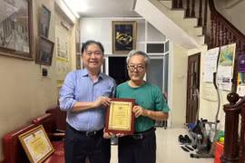 Chủ tịch VUSTA trao Biểu trưng TT KH&CN tới trí thức cao tuổi