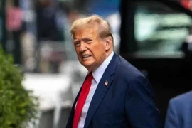 Nhiều phát súng bắn vào sân golf của ông Trump