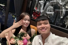 Tiền đạo U23 Việt Nam cầu hôn lãng mạn hot girl ngân hàng