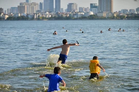 Những “bể bơi thiên nhiên” từng nổi danh một thời của người Hà Nội 