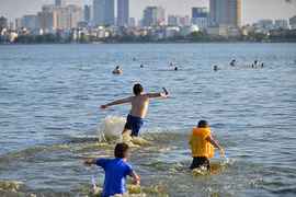 Những “bể bơi thiên nhiên” từng nổi danh một thời của người Hà Nội 