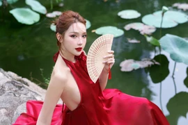 Mỹm Trần khéo chọn nội y với váy yếm trong bộ ảnh đón Tết