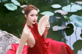 Mỹm Trần khéo chọn nội y với váy yếm trong bộ ảnh đón Tết