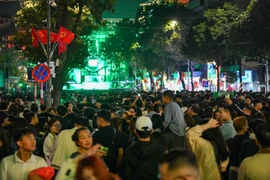 Phố đi bộ Hồ Hoàn Kiếm "đông như nêm" trước giờ đón năm mới 2024