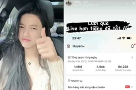 "Buôn may bán đắt", vợ Quang Hải khoe đơn hàng ngập nhà