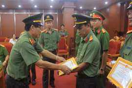 Phó giám đốc công an ngồi xe đi giao tiền cho nhóm bắt cóc