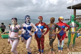 Đi biển mùa hè sợ đen da, chị em nghĩ ra chiêu cực dị