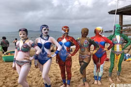 Đi biển mùa hè sợ đen da, chị em nghĩ ra chiêu cực dị