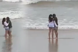 Xôn xao cặp đôi tình tứ tại biển Đà Nẵng sau trận lũ