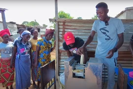 Đặc sản Việt được team Quang Linh Vlogs mang tới châu Phi