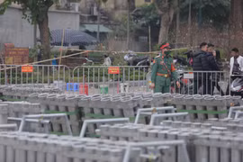 Trận địa pháo hoa nội thành Hà Nội trước giờ khai hỏa