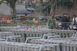 Trận địa pháo hoa nội thành Hà Nội trước giờ khai hỏa