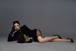 Chào tuổi mới, "hot girl bắn súng" Phí Thanh Thảo khoe ảnh cực ngầu