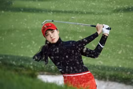 Nữ golf thủ Hàn Quốc khoe đường cong thường bị nhầm là người mẫu