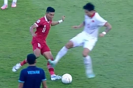 Vào bóng "cực căng" với Indonesia, Đoàn Văn Hậu lại bị chỉ trích