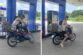 Danh tính "anh Tây" đi xe máy hỗ trợ bà con lũ lụt