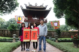 Sĩ tử xếp hàng xin chữ đầu năm tại Văn Miếu - Quốc Tử Giám