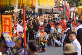 Trai làng Triều Khúc giả gái diễn điệu múa điệu truyền thống