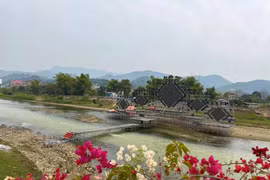 Độc lạ sân khấu countdown Cao Bằng dựng giữa suối gây tranh luận