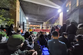 Hàng trăm phụ huynh trắng đêm xếp hàng mua hồ sơ vào lớp 1 cho con