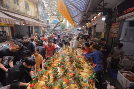 “Chợ nhà giàu” Hà Nội tấp nập người mua trong ngày 30 Tết