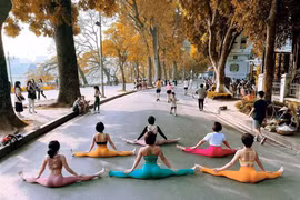 Nhóm phụ nữ ngồi giữa đường tập yoga gây tranh cãi