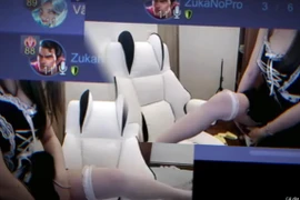 Nữ cosplayer có hành động không ngờ ngay trước camera gây chú ý