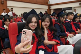 Gần 800 sinh viên ĐH Phương Đông rạng rỡ trong ngày tốt nghiệp