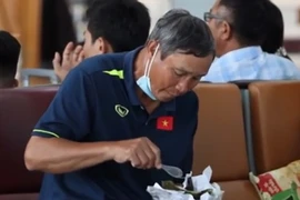 Hình ảnh bình dị của HLV Mai Đức Chung gây xúc động