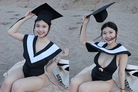 Nữ sinh bị chỉ trích thậm tệ vì mặc áo cử nhân quá hở hang