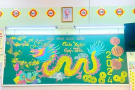 Cô giáo tiểu học dùng phấn vẽ rồng lên bảng nhìn "cực chất"