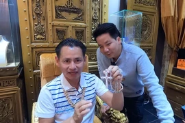 Hậu nghỉ chơi Khoa Pug, "ông vua kim hoàn" Johnny Đặng giờ ra sao?