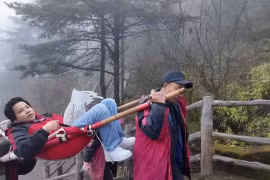 Nam Youtuber lắm tiền Khoa Pug có loạt hành động gây tranh cãi