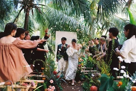 Cặp đôi Bến Tre tổ chức tiệc cưới cực đẹp trong vườn dừa