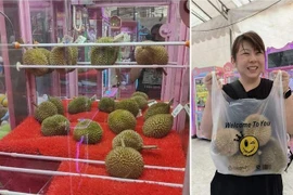 Độc lạ Singapore, máy gắp sầu riêng thay vì gấu
