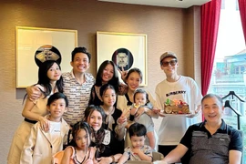 Joyce Phạm khoe ảnh chung hiếm hoi với vợ 2 của bố