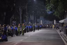 Dòng người xếp hàng viếng Tổng Bí thư Nguyễn Phú Trọng dài cả cây số