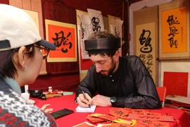 “Ông đồ Tây” gây ấn tượng mạnh ở Hội chữ Xuân Quý Mão 2023