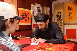 “Ông đồ Tây” gây ấn tượng mạnh ở Hội chữ Xuân Quý Mão 2023