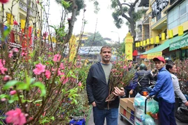 Chợ hoa Tết tập nập “kẻ bán, người mua” đến ngày cuối cùng năm Âm lịch