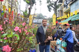 Chợ hoa Tết tập nập “kẻ bán, người mua” đến ngày cuối cùng năm Âm lịch