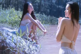 "Nữ thần tắm suối Việt Nam" khoe 2 bằng cử nhân tuổi 27