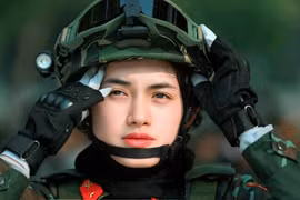 Nữ Hạ sĩ tham gia diễu binh gây sốt với visual tựa hoa hậu