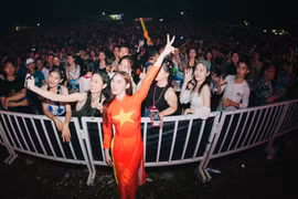 Nữ DJ miền Tây mặc áo dài Quốc kì Việt Nam biểu diễn tại Lào