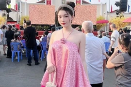 Hot girl bắn cung đẹp nhất Sài Gòn diện áo yếm căng tràn sức sống