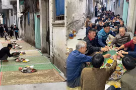 Làm cỗ tất niên, cả xóm trải chiếu ngồi ăn khắp ngõ gây sốt