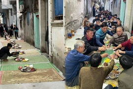 Làm cỗ tất niên, cả xóm trải chiếu ngồi ăn khắp ngõ gây sốt