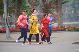 Sáng mùng 1 Tết Ất Tỵ, người Hà Nội tận hưởng theo cách riêng