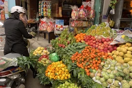 Sát Tết, trái cây ồ ạt tăng giá, thương lái bao mua tận vườn